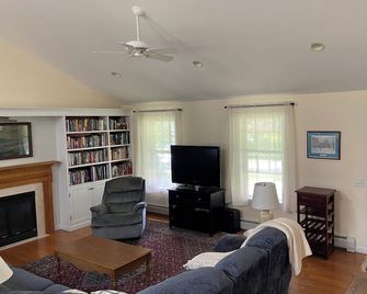 Lakefront Home on Pontoosuc Lake, the Berkshires - Lanesborough - Sala de estar