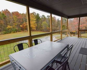 Heartwood Cabin loft w/private HotTub, Hiking, Fishing, & Ziplines on 66 acres! - Floyd - Balcony