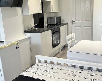 Modern Comfy One Bed Apartment - Free Parking - Glasgow - Kitchen