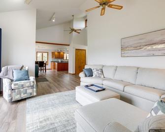 Cadillac Vacation Rental with Dock on Lake Mitchell! - Cadillac - Living room
