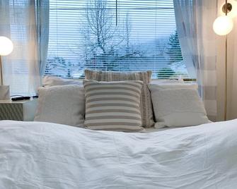 North Bend Escapes Downtown Cottage and Suite - 2 Hot Tubs, Steps to Downtown - North Bend - Habitación