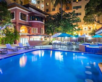 رويال أواسيز - بيتيونفيل - حوض السباحة