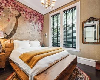 Historic & Charming Victorian Home Sleeps 11 - San Francisco - Bedroom