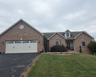 Modern 1 Bedroom Apartment with backyard and deck access. - Hanover - Budova