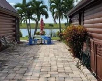 Log Cabin Getaway - Okeechobee - Patio