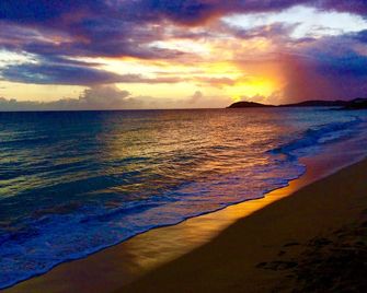 Amazing Waterfront Escape: Balcony, Renovated, Paradise At A Great Price! - Saint Thomas Island - Playa