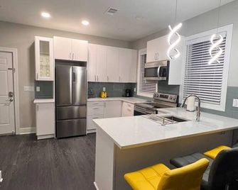 Your Happy place Away from Home - Livingston - Kitchen