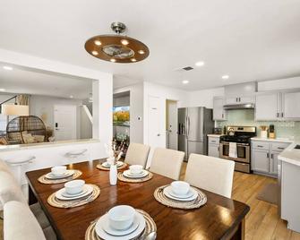 Charming Getaway 7 mins from Disneyland! - Anaheim - Kitchen