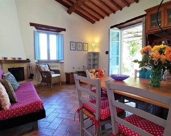 Zolferate: private one bedroom retreat for couples in total quiet - Roccalbegna - Comedor