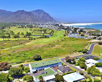 Fairway Holiday Accommodation - Hermanus - Outdoors view