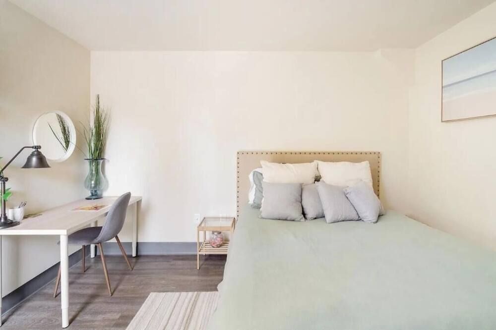 Convenient Studio w/ Queen bed - Prime Location in Little Italy! - San Diego - Habitación