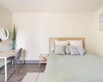 Convenient Studio w/ Queen bed - Prime Location in Little Italy! - San Diego - Bedroom