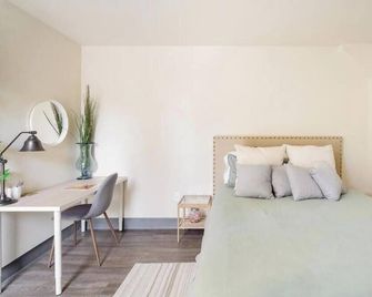 Convenient Studio w/ Queen bed - Prime Location in Little Italy! - San Diego - Habitación