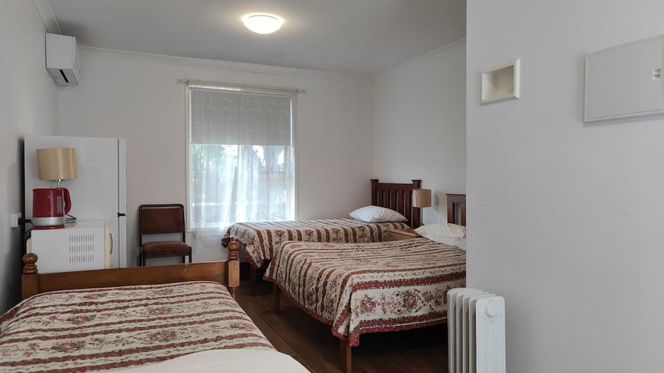 Colonial Lodge Motel