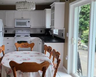 3 bedroom home on the outskirts of Qualicum Beach - Qualicum Beach - Restaurant