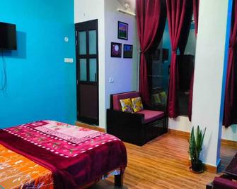 Mangalmurti Himalyan Hotel - Almora - Bedroom