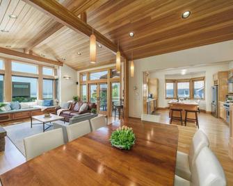 The Castle Rock Estate by AvantStay Steps From Arch Cape beach w Hot Tub Sauna - Arch Cape - Dining room