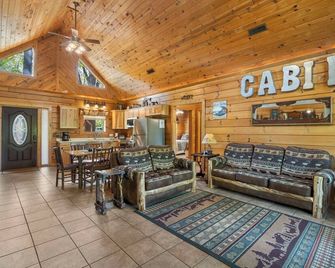 Real Logcabin- Near Big Cedar! Private Hot Tub & Grill! Huge Deck Car Charger - Ridgedale - Living room