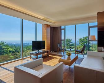 WE Hotel Jeju - Seogwipo - Living room