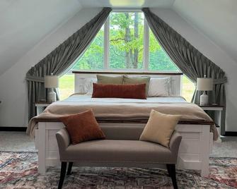 Charming 2-bedroom cottage with Hot Tub, AC, and WiFi near Lake Cumberland. - Russell Springs - Bedroom