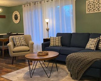 Cozy River Cottage On The Water, Near Purdue - West Lafayette - Wohnzimmer