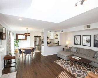 Fully Renovated 3-Story Townhome - 93 Walk Score - San Diego - Sala de estar