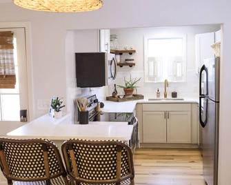 Sleeps 10! Minutes to Parris Island & Downtown - Beaufort - Kitchen
