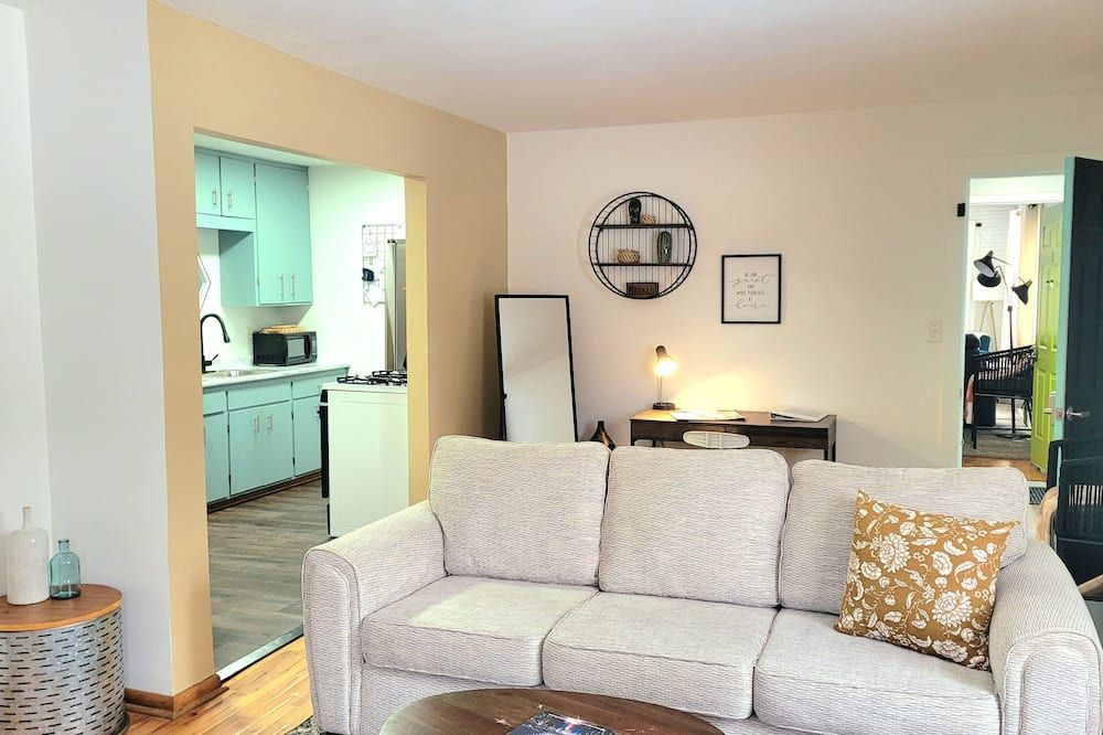 Quiet 1 bedroom in Milford with King Bed