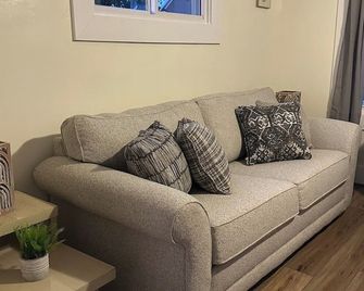 F & S Cottage : Pet Friendly + Laundry + Wifi - Uhrichsville - Sala de estar