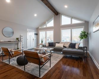 Stunning Modern Farmhouse with Mountain Views!! - Kingston - Living room