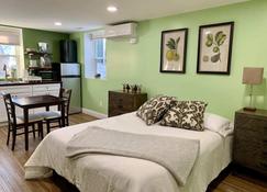The Arbor Retreat - Boston - Bedroom