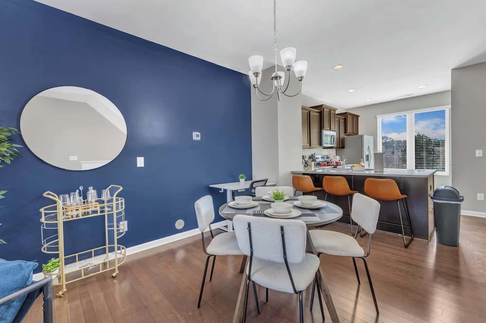 Luxurious King 3BR Townhouse Mins to Downtown! - راليغ - غرفة طعام