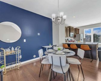 Luxurious King 3BR Townhouse Mins to Downtown! - راليغ - غرفة طعام