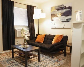 Cowboys Chic Studio: 3 miles to AT&T Stadium - Arlington - Sala de estar