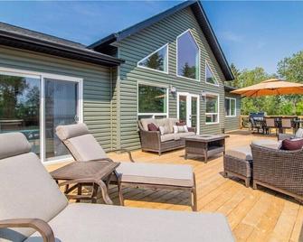 Lakefront retreat in Gimli, Manitoba! - Gimli - Patio