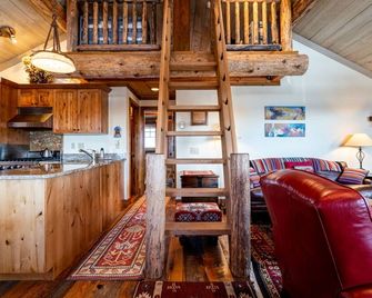 'Gold Rush' Cowboy Heaven Cabin w/Loft on Ski Slope, Hot Tub, Views, Privacy - Big Sky - Living room