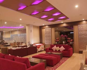 Viva Hotel Kediri, Azana Hotels Collection - Kediri - Lounge