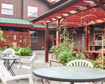 Whalers Guesthouse - Tofino - Patio