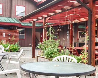 Whalers Guesthouse - Tofino - Binnenhof