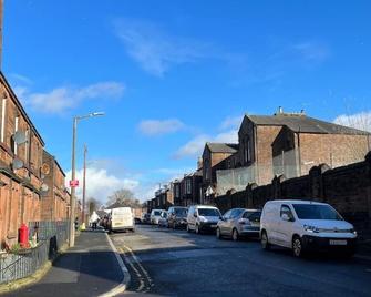 Luxury 1BR Flat Central Dumfries Self Check-in, Parking, Wi-Fi - Dumfries - Building