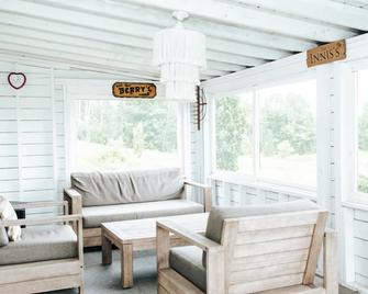 Cozy Modern Farmhouse w/ Hot Tub mins to Saint Andrews By-The-Sea! Pet Friendly! - Oak Bay - Olohuone