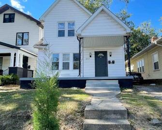 Rotherwood Roost / 2br/1ba Apartment Near Ue - Evansville - Building