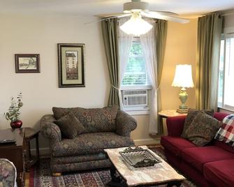 Wine Trail Dreams - 2 Br Cottage - Perfect Location On The Seneca Wine Trail! - Rock Stream - Living room