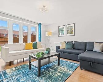 Stylish 4 Bedroom House in St Neots w Free Parking - St. Neots - Wohnzimmer