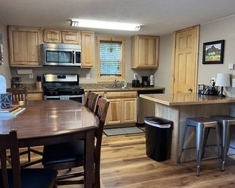 Moose Landing Cabin F93 cozy cabin in the woods, and close to town - Wasilla - Kitchen