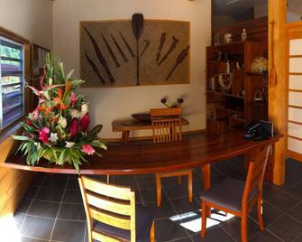 Chambre double supérieure et salle de bain privée - Vaitape - Dining room