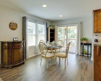 Family-Friendly Lansing Home with Covered Balcony! - Lansing - Phòng ăn