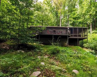 Secluded Oasis w Hot Tub, Screened-in Porch, WiFi! - Berkeley Springs - Außenansicht