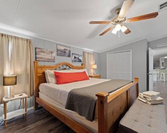 New Farmhouse! Hot Tub, Fire Pit & Yard Games - Green Cove Springs - Bedroom