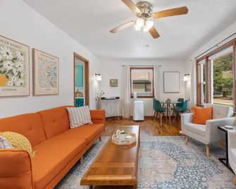 Pet-Friendly Home with Private Yard and Basement in a Great Colorado Location - Longmont - Wohnzimmer
